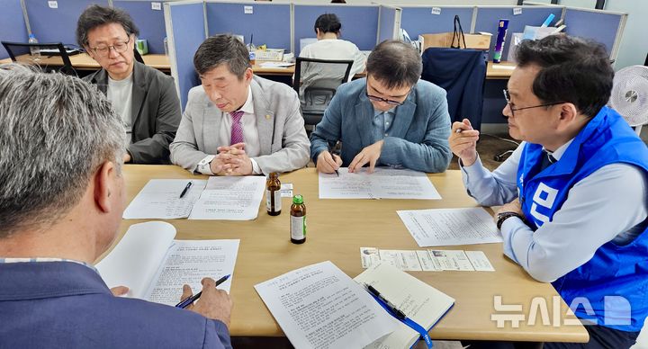 [고양=뉴시스]더불어민주당 민경선 경기 고양시장 후보가 18일 지역 예술단체와 함께 문화 정책 수립을 위한 간담회를 진행하고 있다.(사진=민경선 캠프 제공)photo@newsis.com 