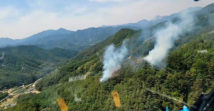 [문경=뉴시스] 경북 문경시 가은읍 수예리의 한 야산에서 산불이 재발해 연기가 나고 있다. (사진=경북소방본부 제공) 2026.05.18. photo@newsis.com *재판매 및 DB 금지