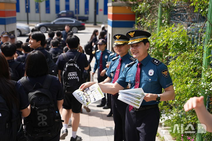 [의정부=뉴시스] 김동권 경기북부경찰청장이 18일 오후 의정부 소재 송양중학교에서 학생들에게 '학교안전 경찰활동' 안내문을 배부하고 있다. (사진=경기북부경찰청 제공) 2026.05.18 photo@newsis.com