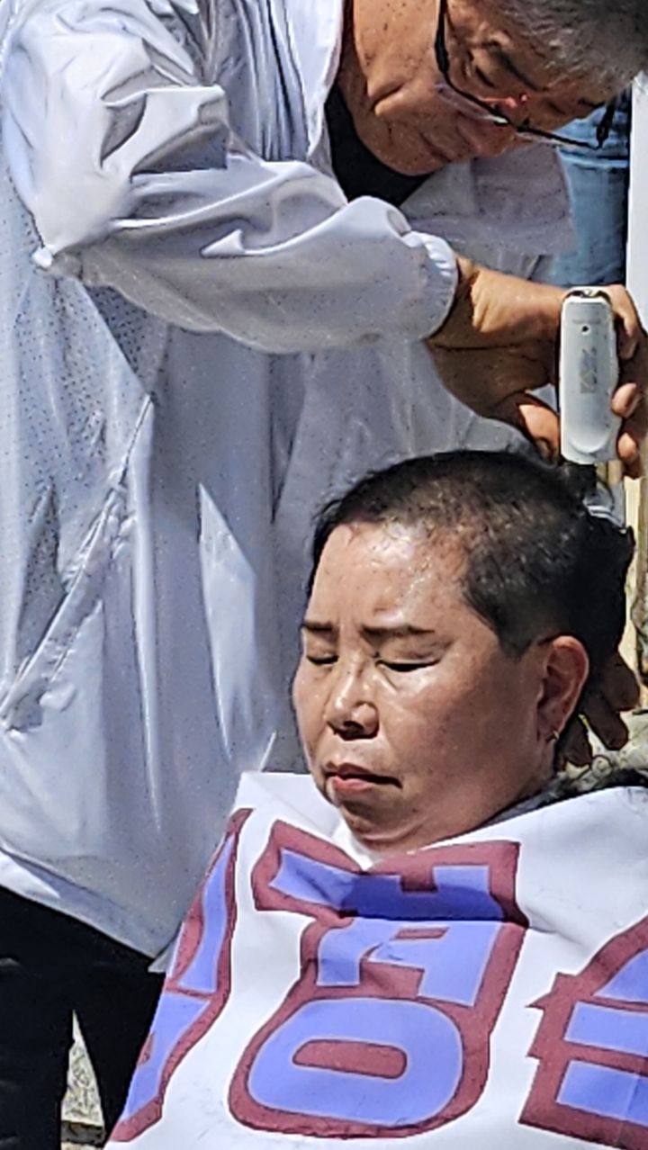 [양산=뉴시스] 경남 양산시의회 아선거구에 출마한 조국혁신당 심경숙 후보가 18일 양산시의회 앞에서 기자회견을 열고 선거구 쪼개기와 관련해 삭발식을 단행하고 있다. (사진=심경숙 선거사무소 제공) 2026.05.18. photo@newsis.com *재판매 및 DB 금지