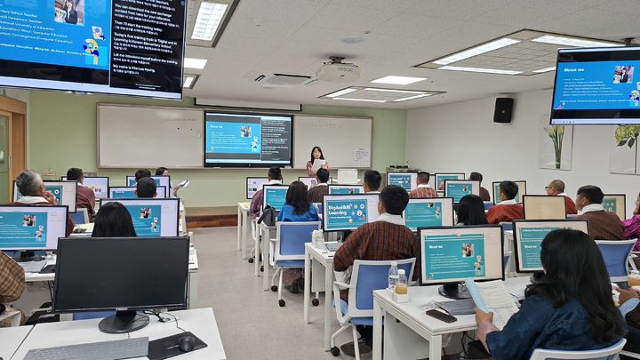 [울산=뉴시스] 구미현 기자 = 부탄 교원 연수단이 18일 울산시교육청 컴퓨터실에서 디지털 교육 집중 연수를 듣고있다. (사진=울산시교육청 제공) 2025.05.18. photo@newsis.com *재판매 및 DB 금지