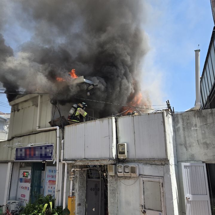 [대구=뉴시스] 18일 낮 12시53분께 중구 남산동의 한 아파트 앞 주택에서 연기가 많이 난다는 신고가 접수됐다. (사진=대구소방안전본부 제공) 2026.05.18. photo@newsis.com *재판매 및 DB 금지