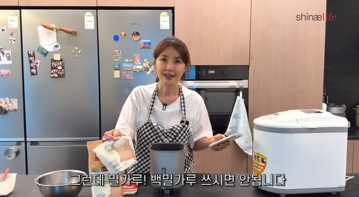 [서울=뉴시스] 배우 신애라가 건강 빵 레시피를 공개했다. 백밀가루가 아닌 통밀가루를 쓰는 것이 특징이다. (사진=신애라 유튜브 캡처) *재판매 및 DB 금지