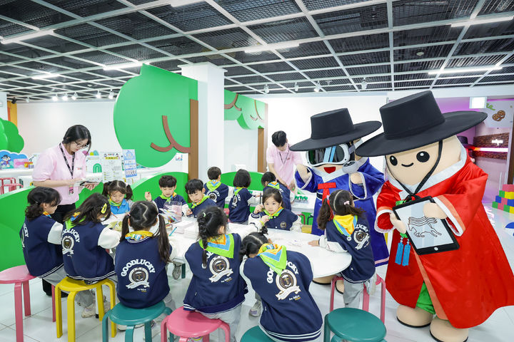 [서울=뉴시스] 포항꽃동산유치원생들이 방문한 구룡포과메기문화관 내' 이어지교' 거점형 체험관 (사진=국가유산진흥원 제공) 2026.05.18. photo@newsis.com *재판매 및 DB 금지