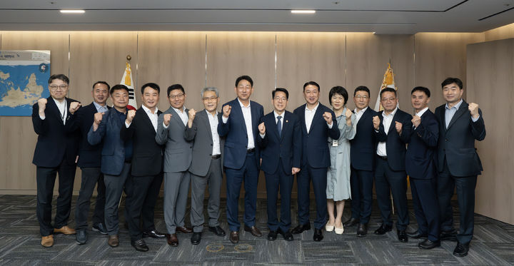 [서울=뉴시스] 황종우 해양수산부 장관은 18일 김상식 전국항운노동조합연맹 위원장을 비롯한 항운노동조합 관계자들과 간담회를 열었다. (사진=해수부 제공) 2026.05.18 photo@newsis.com *재판매 및 DB 금지