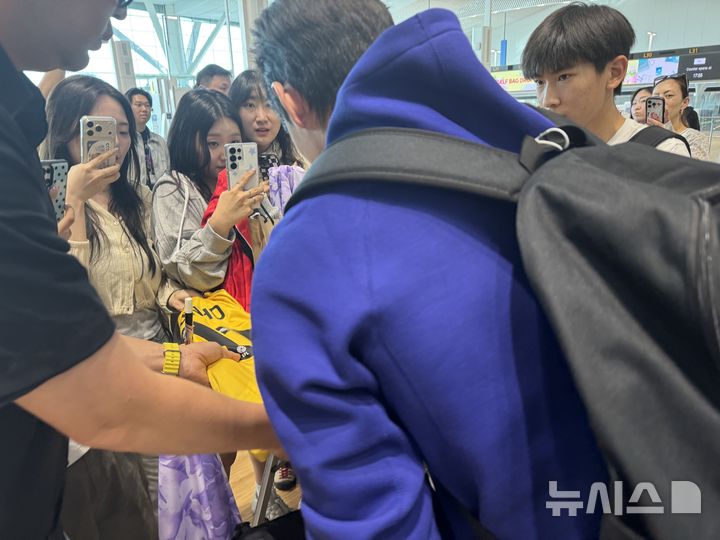 [인천공항=뉴시스] 홍명보 감독이 이끄는 한국 남자 축구 대표팀의 배준호가 18일 오후 인천국제공항에서 2026 국제축구연맹(FIFA) 북중미 월드컵 사전 캠프 출국 전 팬들에게 사인하고 있다. 2026.05.18. wlsduq123@newsis.com