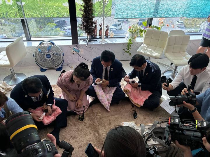 정청래 더불어민주당 대표가 18일 오후 충남 아산시 소재 유기묘 카페에서 진행된 유기동물 정책개선 간담회에서 수유에 참여하고 있다. (사진 = 정청래 대표 페이스북) *재판매 및 DB 금지