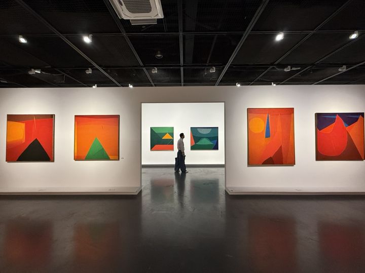 창처럼 열린 색면 사이로 유영국의 ‘내면의 산’이 펼쳐진 서울시립미술관 전시 전경. © 김영민 2026.05.18. hyun@newsis.com *재판매 및 DB 금지
