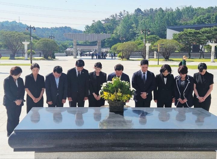 [광명=뉴시스] 박승원 더불어민주당 경기광명시장 후보(사진 왼쪽에서 여섯 번째)이 광명지역 도의원·시의원 후보들과 광주광역시 국립 5·18 민주묘지를 찾아 참배하고 있다. (사진=박승원 광명시장 후보 선거사무소 제공) 2026.05.18. photo@newsis.com *재판매 및 DB 금지