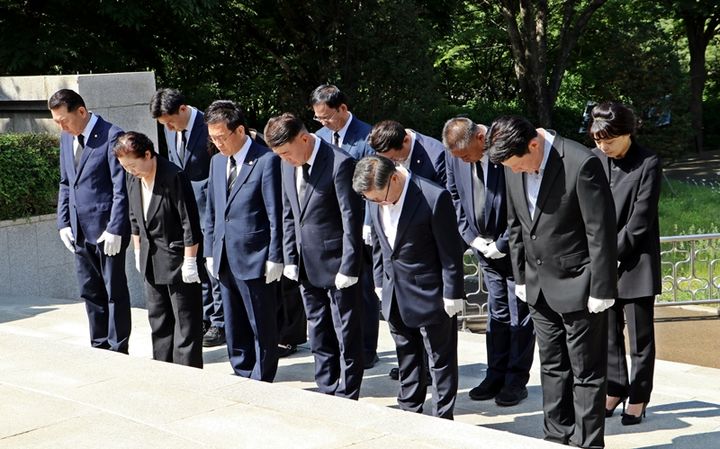 [광명=뉴시스] 김정호 국민의힘 광명시장 후보(사진 왼쪽에서 네 번째)가 16일 현충탑에서 국민의힘 도의원·시의원 후보들과 참배하고 있다. (사진=김정호 후보 선거사무소 제공) 2026.05.18. photo@newsis.com *재판매 및 DB 금지