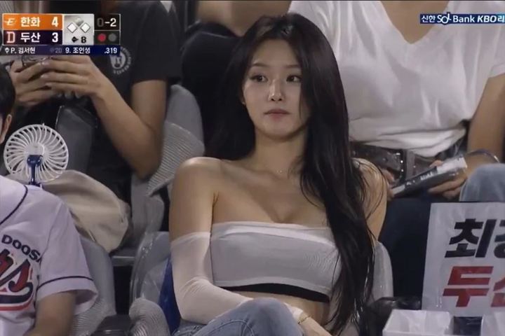 "한국 평균 여성? 알고보니 AI"…외신이 본 '과몰입'