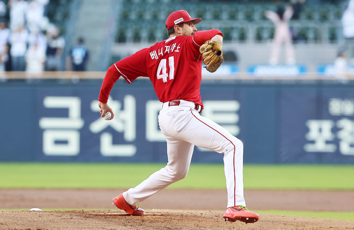 [서울=뉴시스] 프로야구 SSG 랜더스 베니지아노가 8일 서울 잠실구장에서 열린 2026 신한 쏠 KBO리그 두산 베어스와의 경기에 선발 등판해 공을 던지고 있다. (사진=SSG 랜더스 제공) 2026.05.08. *재판매 및 DB 금지