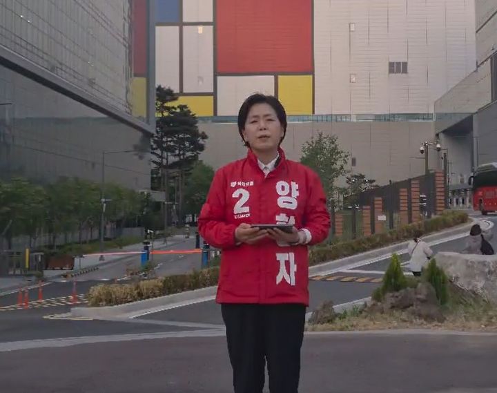 [평택=뉴시스] 양향자 국민의힘 후보가 18일 삼성전자 평택캠퍼스 앞에서 '노사 대타협 촉구 및 무기한 1인 시위 및 단식' 기자회견을 하고 있다. (사진=양 후보 측 제공) 2026.05.18. photo@newsis.com *재판매 및 DB 금지