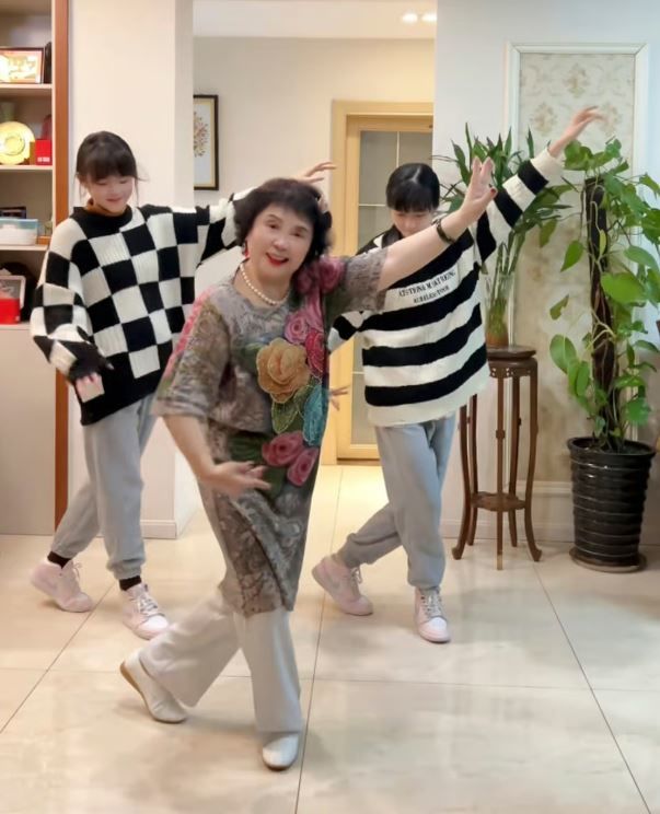 [서울=뉴시스] 외동딸을 잃은 뒤 60세에 시험관 시술로 쌍둥이를 출산한 셩하이린씨가 최근 국제 사진상 수상을 계기로 다시 주목받고 있다. (사진=도우인)