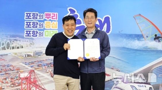 [포항=뉴시스] = 4월 민원 처리 단축 마일리지 우수 공무원으로 선정된 오주학(왼쪽) 주무관에게 이경식 흥해읍장이 상을 준 후 기념 촬영하고 있다. 2026.05.18. photo@newsis.com