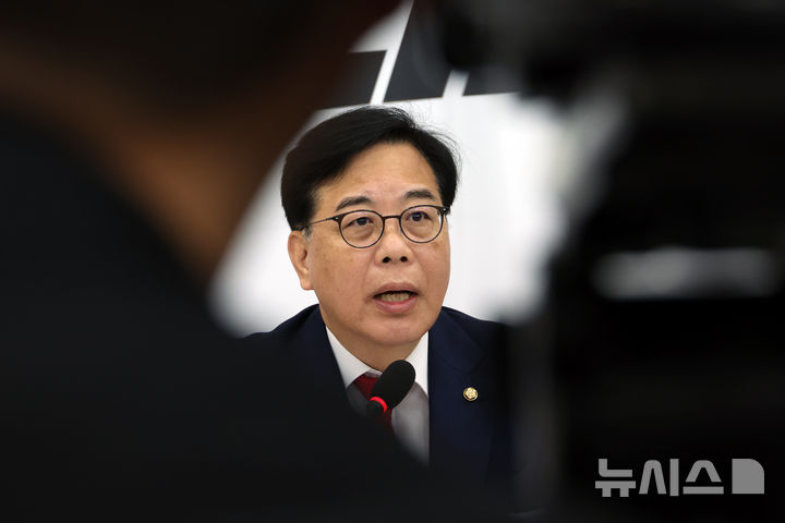 [서울=뉴시스] 고승민 기자 = 송언석 국민의힘 원내대표가 18일 서울 여의도 국회에서 6.3 지방선거 현안 관련 기자간담회를 하고 있다. 2026.05.18. kkssmm99@newsis.com