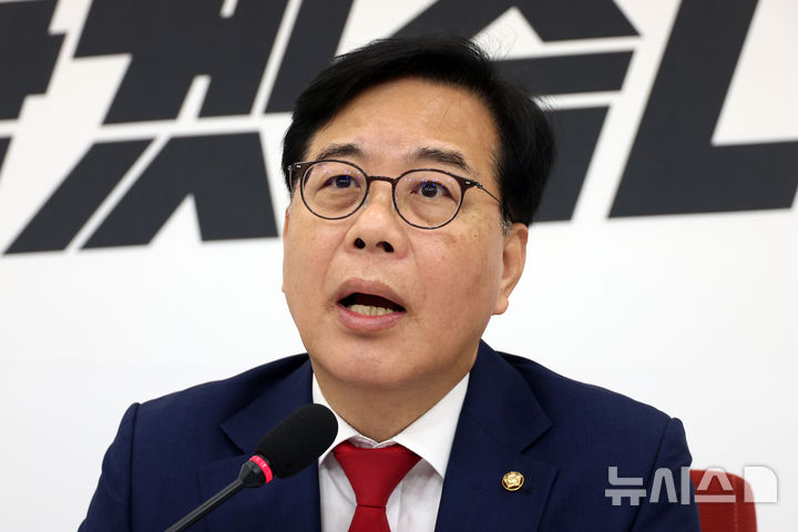 [서울=뉴시스] 고승민 기자 = 송언석 국민의힘 원내대표가 18일 서울 여의도 국회에서 6.3 지방선거 현안 관련 기자간담회를 하고 있다. 2026.05.18. kkssmm99@newsis.com
