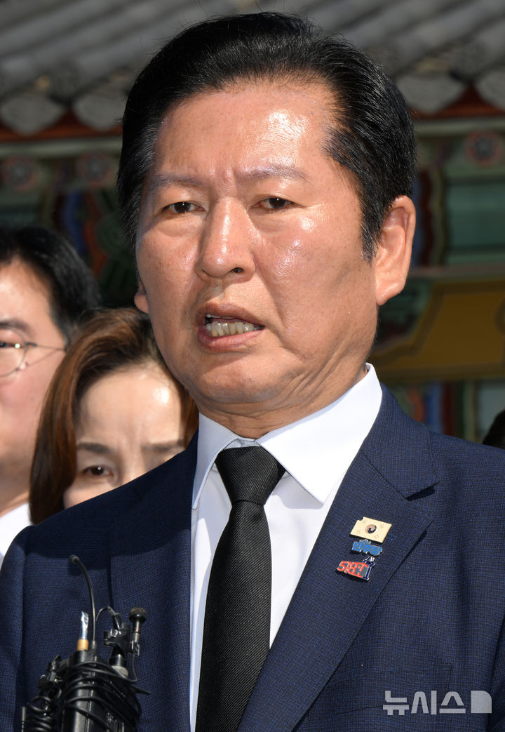 [광주=뉴시스] 박기웅 기자 = 정청래 더불어민주당 대표가 5·18민주화운동 46주기인 18일 오전 광주 북구 운정동 국립5·18민주묘지를 찾아 참배하고 민주의문 앞에서 기자회견을 하고 있다. 2026.05.18. pboxer@newsis.com