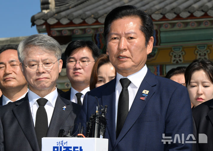 [광주=뉴시스] 박기웅 기자 = 정청래 더불어민주당 대표가 5·18민주화운동 46주기인 18일 오전 광주 북구 운정동 국립5·18민주묘지를 찾아 참배하고 민주의문 앞에서 기자회견을 하고 있다. 2026.05.18. pboxer@newsis.com