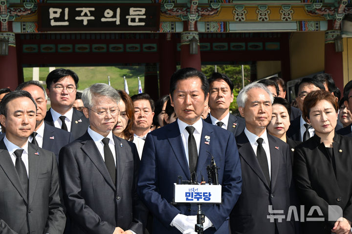 [광주=뉴시스] 박기웅 기자 = 정청래 더불어민주당 대표가 5·18민주화운동 46주기인 18일 오전 광주 북구 운정동 국립5·18민주묘지를 찾아 참배하고 민주의문 앞에서 기자회견을 하고 있다. 2026.05.18. pboxer@newsis.com