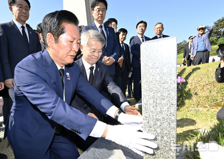 [광주=뉴시스] 박기웅 기자 = 정청래 더불어민주당 대표가 5·18민주화운동 46주기인 18일 오전 광주 북구 운정동 국립5·18민주묘지를 찾아 민형배 전남광주특별시장 후보와 함께 윤상원 열사 묘 앞에서 참배하고 있다. 2026.05.18. pboxer@newsis.com