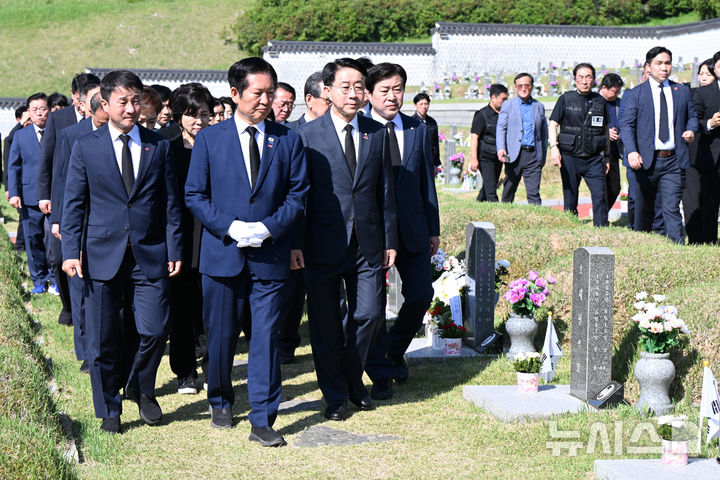 [광주=뉴시스] 박기웅 기자 = 정청래 더불어민주당 대표를 비롯한 당 지도부가 5·18민주화운동 46주기인 18일 오전 광주 북구 운정동 국립5·18민주묘지를 찾아 참배하고 있다. 2026.05.18. pboxer@newsis.com