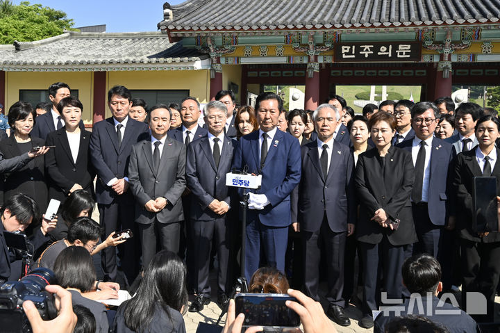 [광주=뉴시스] 박기웅 기자 = 정청래 더불어민주당 대표가 5·18민주화운동 46주기인 18일 오전 광주 북구 운정동 국립5·18민주묘지를 찾아 참배하고 민주의문 앞에서 기자회견을 하고 있다. 2026.05.18. pboxer@newsis.com