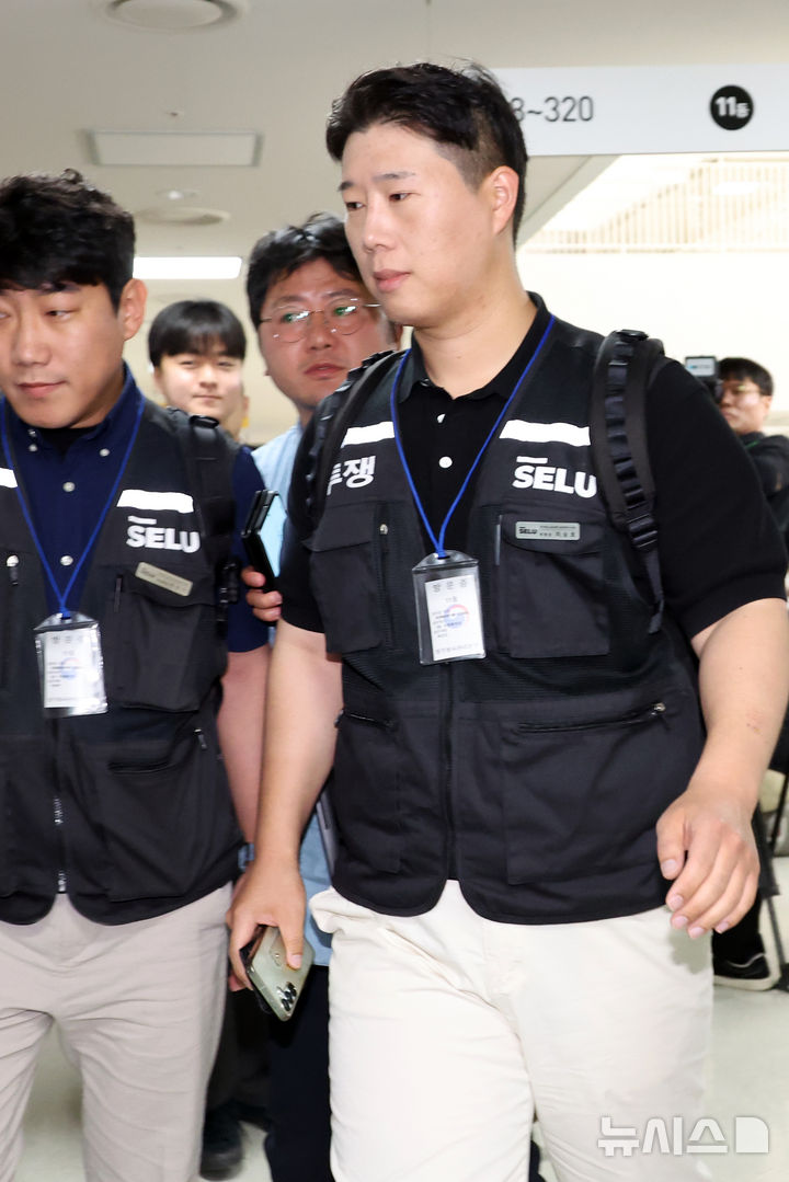 [세종=뉴시스] 강종민 기자 = 최승호 삼성그룹 초기업노동조합 삼성전자지부 위원장이 18일 세종시 정부세종청사 중앙노동위원회에서 열리는 사후조정 회의에 참석하고 있다. 2026.05.18. ppkjm@newsis.com