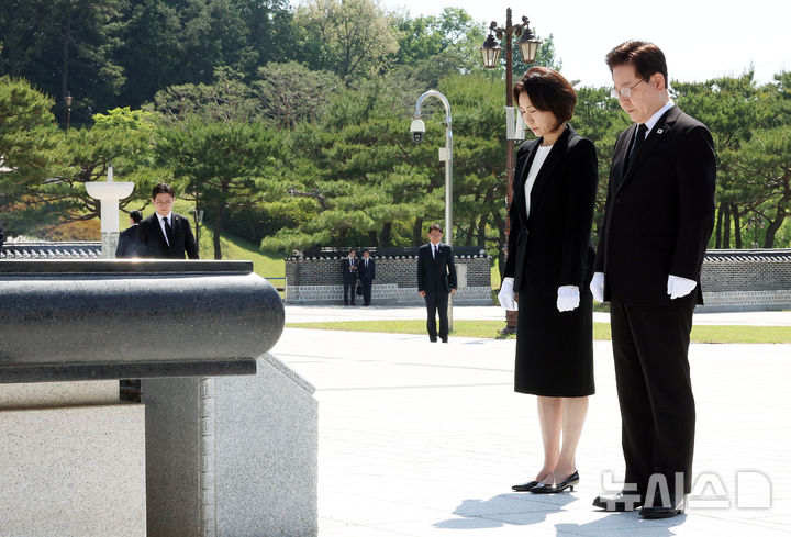 [광주=뉴시스] 고범준 기자 = 이재명 대통령과 김혜경 여사가 18일 광주 북구 국립5·18민주묘지 민중항쟁추모탑에서 참배하고 있다. 2026.05.18. bjko@newsis.com