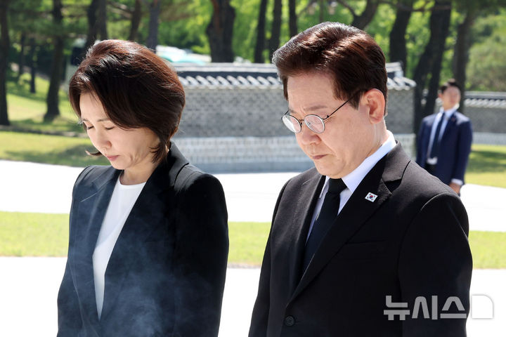 [광주=뉴시스] 고범준 기자 = 이재명 대통령과 김혜경 여사가 18일 광주 북구 국립5·18민주묘지 민중항쟁추모탑에서 참배하고 있다. 2026.05.18. bjko@newsis.com