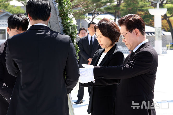 [광주=뉴시스] 고범준 기자 = 이재명 대통령과 김혜경 여사가 18일 광주 북구 국립5·18민주묘지 민중항쟁추모탑에서 헌화하고 있다. 2026.05.18. bjko@newsis.com