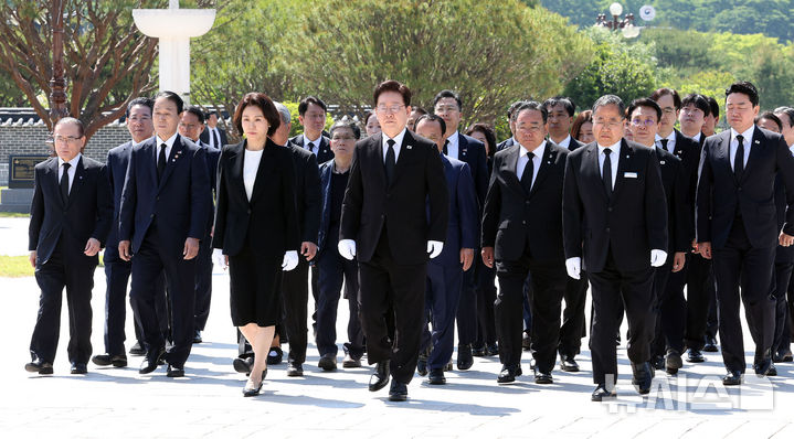 [광주=뉴시스] 고범준 기자 = 이재명 대통령과 김혜경 여사가 18일 광주 북구 국립5·18민주묘지를 찾아 참배를 위해 민중항쟁추모탑으로 이동하고 있다. 2026.05.18. bjko@newsis.com