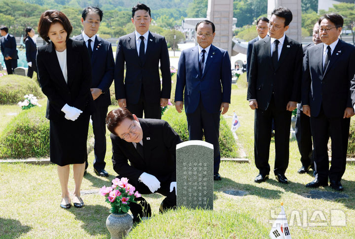 [광주=뉴시스] 고범준 기자 = 이재명 대통령과 김혜경 여사가 18일 광주 북구 국립5·18민주묘지에서 고 양창근 열사 묘소를 찾아 참배하고 있다. 2026.05.18. bjko@newsis.com