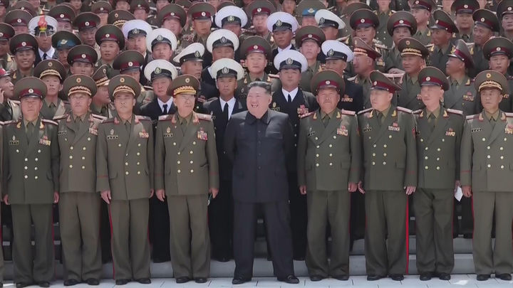 [서울=뉴시스] 북한조선중앙TV는 김정은 국무위원장이 지난 17일 전군의 사·여단 지휘관들의 회합을 소집하고 각급 연합부대 지휘관들과 중요 군사문제들에 대하여 담화를 진행했다고 18일 보도했다. (사진=북한조선중앙TV 캡처) 2026.05.18. photo@newsis.com *재판매 및 DB 금지