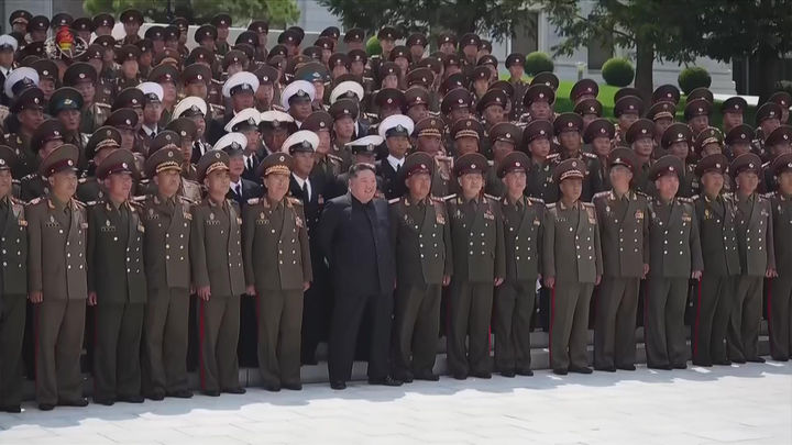 [서울=뉴시스] 북한조선중앙TV는 김정은 국무위원장이 지난 17일 전군의 사·여단 지휘관들의 회합을 소집하고 각급 연합부대 지휘관들과 중요 군사문제들에 대하여 담화를 진행했다고 18일 보도했다. (사진=북한조선중앙TV 캡처) 2026.05.18. photo@newsis.com *재판매 및 DB 금지