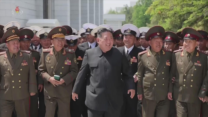 [서울=뉴시스] 북한조선중앙TV는 김정은 국무위원장이 지난 17일 전군의 사·여단 지휘관들의 회합을 소집하고 각급 연합부대 지휘관들과 중요 군사문제들에 대하여 담화를 진행했다고 18일 보도했다. (사진=북한조선중앙TV 캡처) 2026.05.18. photo@newsis.com *재판매 및 DB 금지