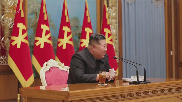 [서울=뉴시스] 북한조선중앙TV는 김정은 국무위원장이 지난 17일 전군의 사·여단 지휘관들의 회합을 소집하고 각급 연합부대 지휘관들과 중요 군사문제들에 대하여 담화를 진행했다고 18일 보도했다. (사진=북한조선중앙TV 캡처) 2026.05.18. photo@newsis.com *재판매 및 DB 금지