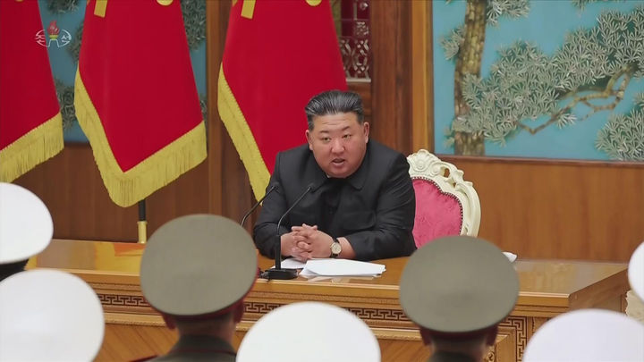 [서울=뉴시스] 북한조선중앙TV는 김정은 국무위원장이 지난 17일 전군의 사·여단 지휘관들의 회합을 소집하고 각급 연합부대 지휘관들과 중요 군사문제들에 대하여 담화를 진행했다고 18일 보도했다. (사진=북한조선중앙TV 캡처) 2026.05.18. photo@newsis.com *재판매 및 DB 금지