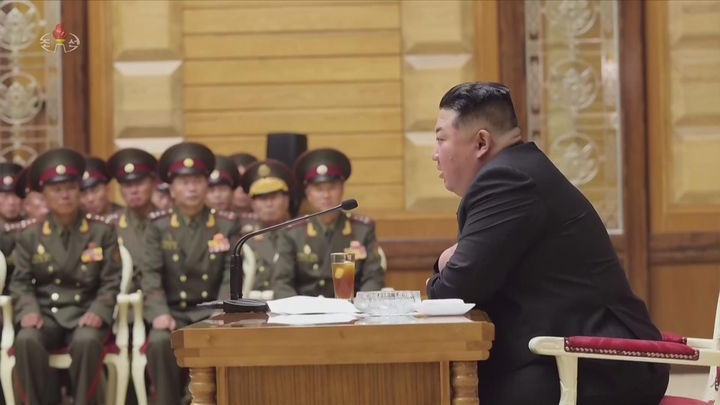 [서울=뉴시스] 북한조선중앙TV는 김정은 국무위원장이 지난 17일 전군의 사·여단 지휘관들의 회합을 소집하고 각급 연합부대 지휘관들과 중요 군사문제들에 대하여 담화를 진행했다고 18일 보도했다. (사진=북한조선중앙TV 캡처) 2026.05.18. photo@newsis.com *재판매 및 DB 금지