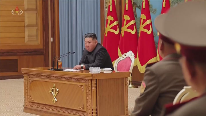 [서울=뉴시스] 북한조선중앙TV는 김정은 국무위원장이 지난 17일 전군의 사·여단 지휘관들의 회합을 소집하고 각급 연합부대 지휘관들과 중요 군사문제들에 대하여 담화를 진행했다고 18일 보도했다. (사진=북한조선중앙TV 캡처) 2026.05.18. photo@newsis.com *재판매 및 DB 금지