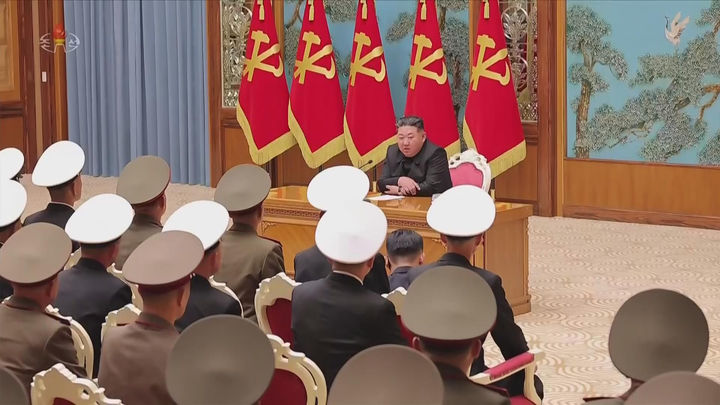 [서울=뉴시스] 북한조선중앙TV는 김정은 국무위원장이 지난 17일 전군의 사·여단 지휘관들의 회합을 소집하고 각급 연합부대 지휘관들과 중요 군사문제들에 대하여 담화를 진행했다고 18일 보도했다. (사진=북한조선중앙TV 캡처) 2026.05.18. photo@newsis.com *재판매 및 DB 금지
