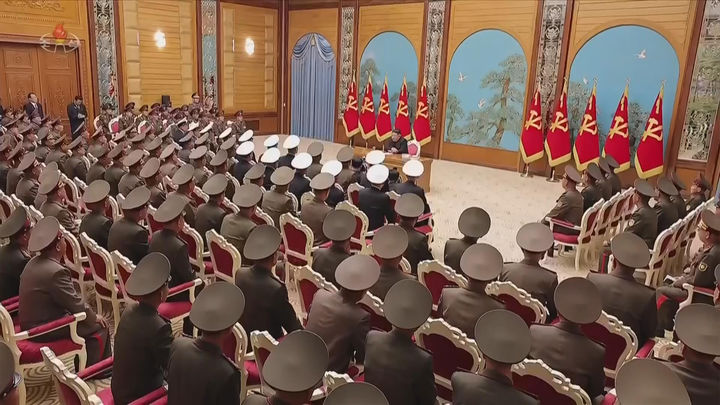 [서울=뉴시스] 북한조선중앙TV는 김정은 국무위원장이 지난 17일 전군의 사·여단 지휘관들의 회합을 소집하고 각급 연합부대 지휘관들과 중요 군사문제들에 대하여 담화를 진행했다고 18일 보도했다. (사진=북한조선중앙TV 캡처) 2026.05.18. photo@newsis.com *재판매 및 DB 금지