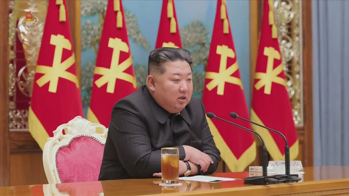 [서울=뉴시스] 북한조선중앙TV는 김정은 국무위원장이 지난 17일 전군의 사·여단 지휘관들의 회합을 소집하고 각급 연합부대 지휘관들과 중요 군사문제들에 대하여 담화를 진행했다고 18일 보도했다. (사진=북한조선중앙TV 캡처) 2026.05.18. photo@newsis.com *재판매 및 DB 금지