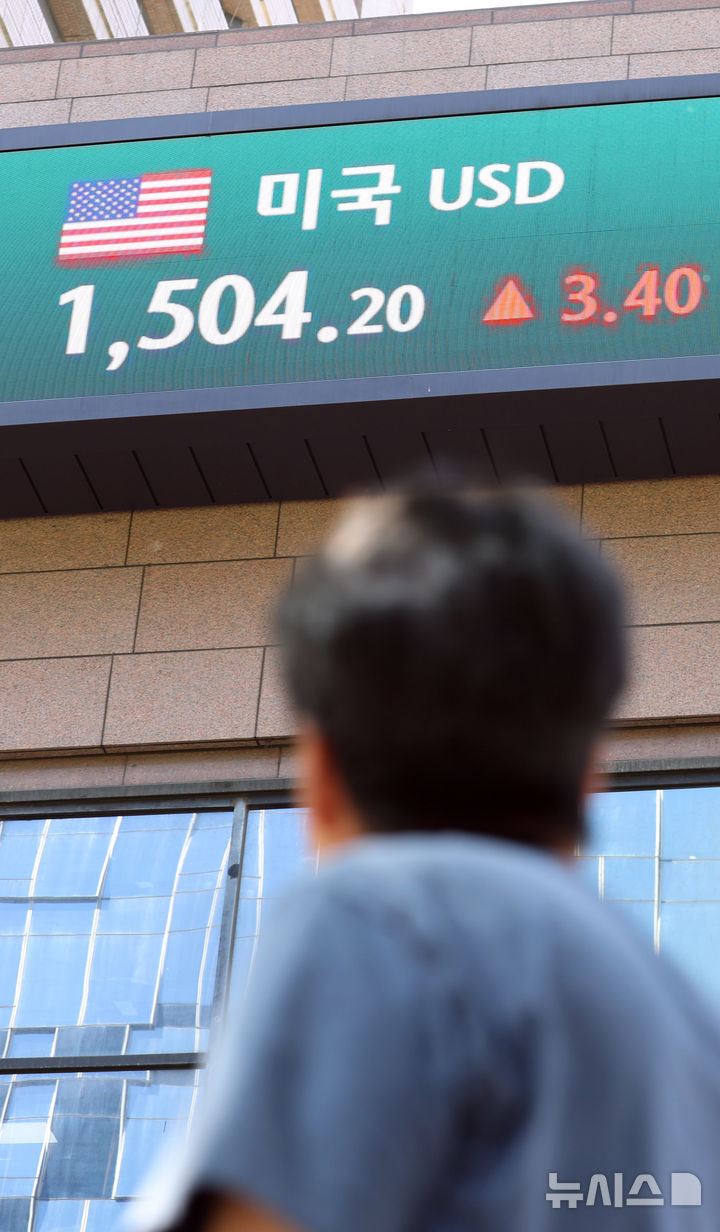 [서울=뉴시스] 전신 기자 = 원·달러 환율이 장중 1,500원을 넘어서는 등 상승세를 보이고 있는 18일 서울 중구 하나은행 외벽 전광판에 원·달러 환율이 표시돼 있다. 2026.05.18. photo1006@newsis.com