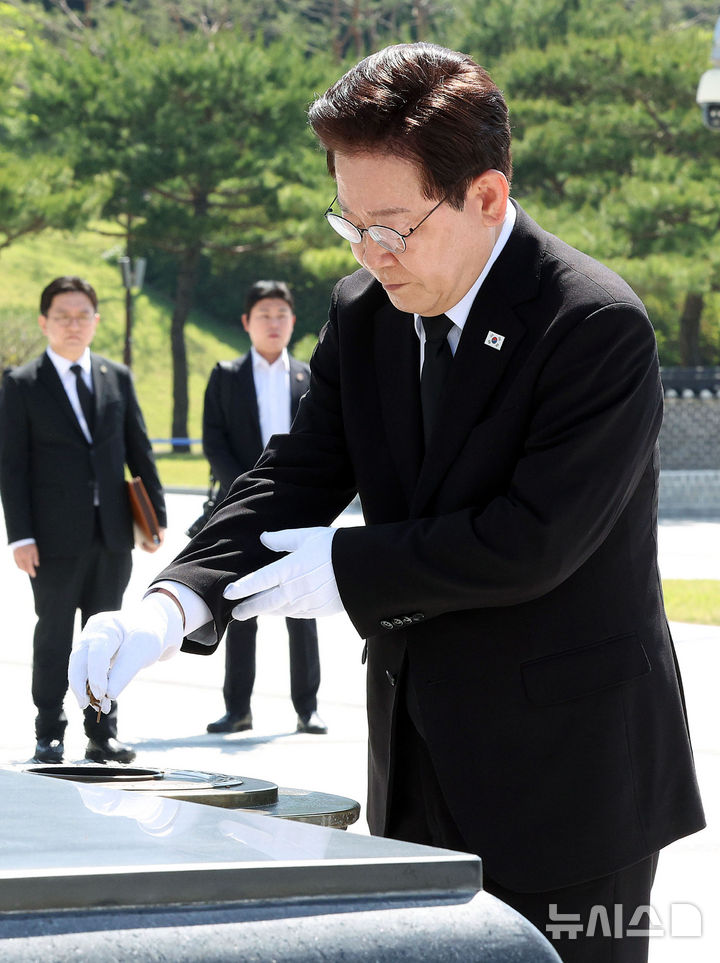[광주=뉴시스] 고범준 기자 = 이재명 대통령이 18일 광주 북구 국립5·18민주묘지 민중항쟁추모탑에서 참배하고 있다. 2026.05.18. bjko@newsis.com