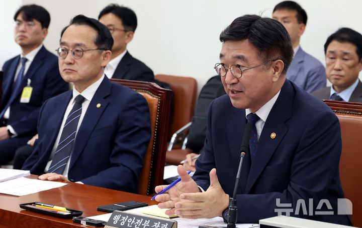 [서울=뉴시스] 조성봉 기자 = 윤호중 행정안전부 장관이 18일 오전 서울 여의도 국회에서 열린 행정안전위원회 전체회의에서 의원 질의에 답변하고 있다. 2026.05.18. suncho21@newsis.com