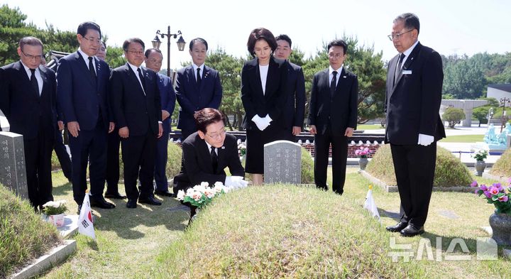 [광주=뉴시스] 고범준 기자 = 이재명 대통령과 김혜경 여사가 18일 광주 북구 국립5·18민주묘지에서 고 김명숙 열사 묘소를 찾아 참배하고 있다. 2026.05.18. bjko@newsis.com