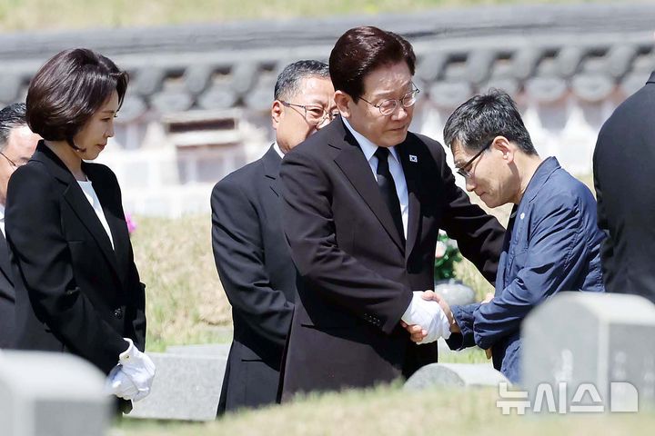 [광주=뉴시스] 고범준 기자 = 이재명 대통령이 18일 광주 북구 국립5·18민주묘지에서 고 양창근 열사 묘소를 찾아 참배한 뒤 유가족을 위로하고 있다. 2026.05.18. bjko@newsis.com