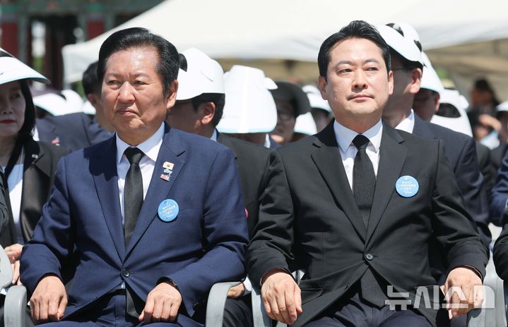 [사진=뉴시스DB] 정청래(왼쪽) 더불어민주당 대표와 장동혁 국민의힘 대표. 