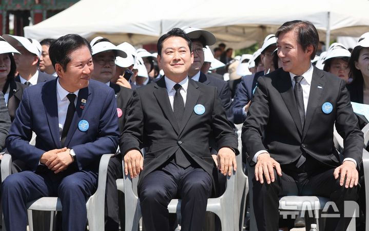 [광주=뉴시스] 고범준 기자 = 정청래(왼쪽부터) 더불어민주당 대표, 장동혁 국민의힘 대표, 조국 조국혁신당 대표가 18일 광주 동구 5·18민주광장에서 열린 제46주년 5·18민주화운동 기념식에서 대화하고 있다. 2025.05.18. bjko@newsis.com